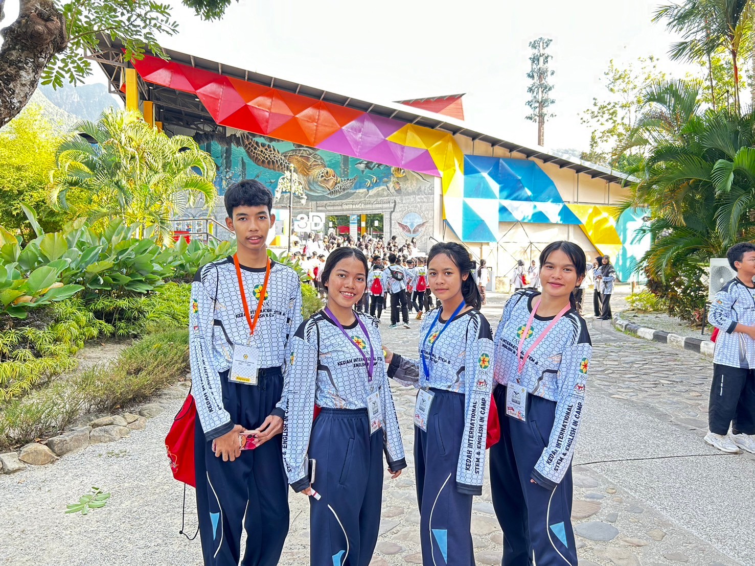 LINE_ALBUM_khay Stem and English Camp n prathes maleseiy_241120_19.jpg